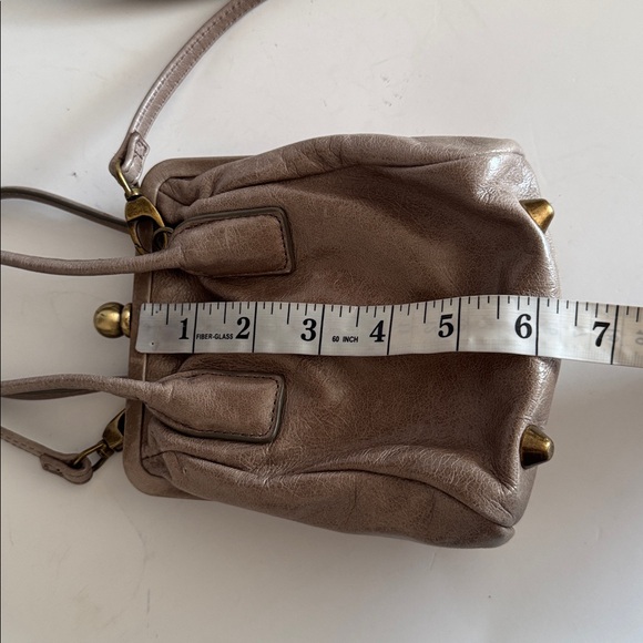 Hobo International Taupe Leather Top Handle Kisslock Snap Mini Crossbody Strap - Picture 7 of 8